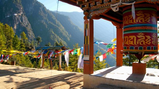 Ausblick vom Tigers Nest in Bhutan Ausblick vom Kloster auf die Berge